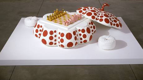 Yayoi Kusama: Dýová souprava, 2003 (z výstavy Umní achu)