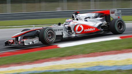 Jason Button z McLarenu na mokrou tra v Sepangu pi kvalifikaci nevyzrál.