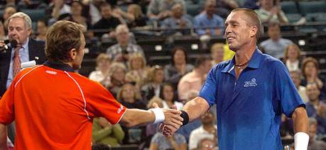SOUBOJ PO LETECH. Mats Wilander, (vlevo) a Ivan Lendl si to rozdali v exhibinm duelu