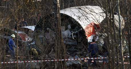 Trosky letadla, v nm zemel mimo jiné i polský prezident Lech Kaczynski. (10.4. 2010)