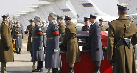Rakev s tlem polského prezidenta na letiti v ruském Smolensku. (11.4. 2010) 