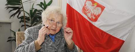 Marie Machkov z Brna se podepisuje do kondolenn knihy na Honorrnm konzult Polsk republiky v Brn