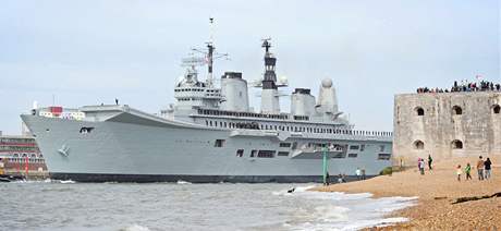 Vojenská lo HMS Ark Royal v britském pístavu Portsmouth, která jede ke panlským behm vyzvednout britské obany, kteí kvli ochromené doprav uvázli v Evrop.