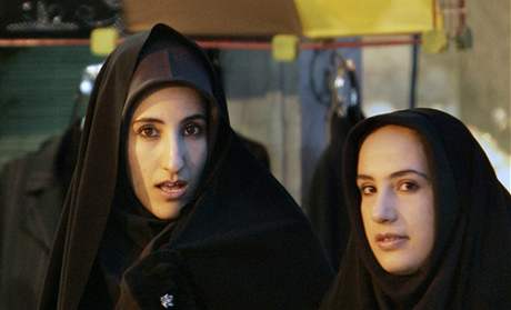 Konzervativn odné Íránky ped obchodem s dámským obleením (1. prosince 2007)