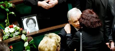 Bratr polského prezidenta Jaroslaw Kaszynski pijímá kondolence od len polského Sejmu. (13. dubna 2010)