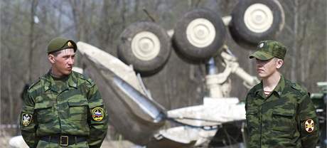 Odklízení trosek havarovaného letadla na letiti v ruském Smolensku (14. dubna 2010)