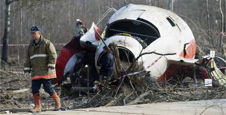 Zpráva polského deníku, e se na troskách armádního speciálu Tu-154 naly stopy výbunin, se ukázala jako nepravdivá. éfredaktor listu v reakci na to rezignoval na svj post.