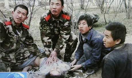 nt zchrani vyprouj obti zemtesen v provincich ching-chaj a Tibet. (14. dubna 2010)