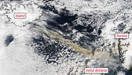 Na satelitním snímku je vidt mrak sopeného popela míící z Islandu na západní Evropu. (16. dubna 2010)