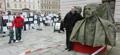 Busta V.I. Lenina pi oslavch 20. vro listopadovch udlost roku 1989 v centru Olomouce. (17. listopadu 2009) 