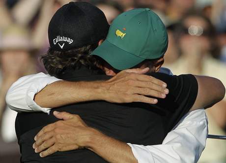 Vtz US Masters 2010 Phil Mickelsona a jeho caddy Jim Mackay ve vzjemnm objet.