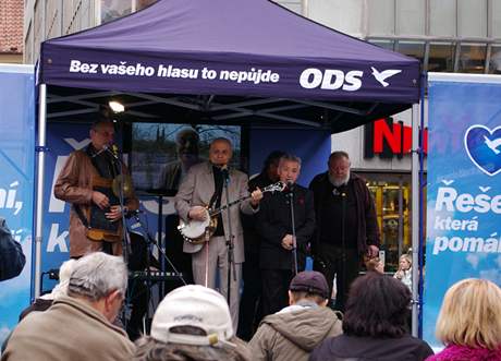 Na zahajovacím mítinku horké kampan ODS zahrál konzervativcm i Ivan Mládek.