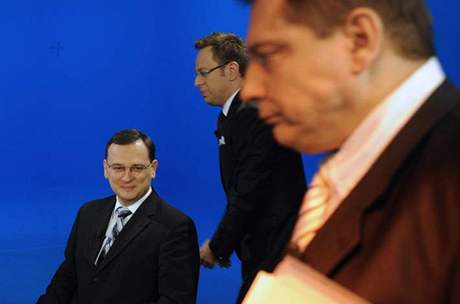  Pedseda SSD Jií Paroubek (vpravo) a volební lídr a místopedseda ODS Petr Neas (vlevo) byli 11. dubna v Praze hosty diskusního poadu eské televize Otázky Václava Moravce (uprosted).