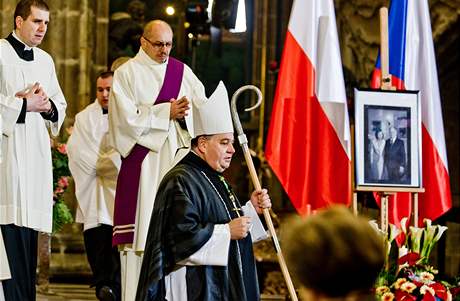 Arcibiskup Dominik Duka slouil v katedrle sv. Vta mi za obti havrie polskho letadla v Rusku (16. dubna 2010)