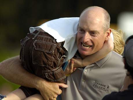 Jim Furyk se raduje se svm synem z vtzstv na Verizon Heritage