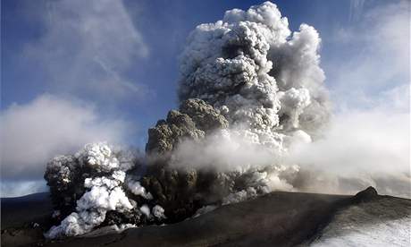 Erupce islandské sopky, zastavila letadla.