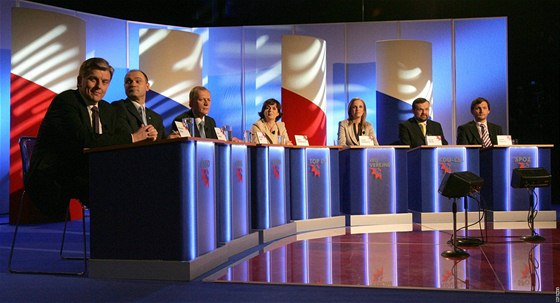 Pedvolební debata z Olomouckého kraje, v popedí sedí Miloslav Vlek (SSD) a Ivan Langer (ODS). (14.4. 2010)
