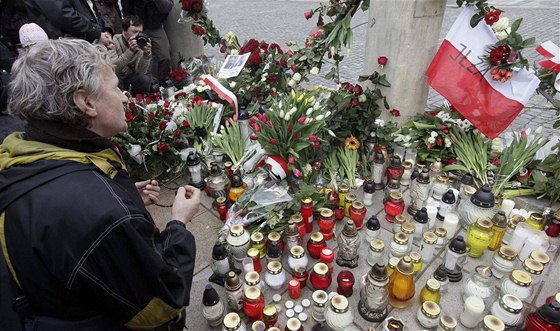 Námstí ped prezidentským palácem zaplavily kvtiny a svíky. Poláci truchlí (10. dubna 2010)