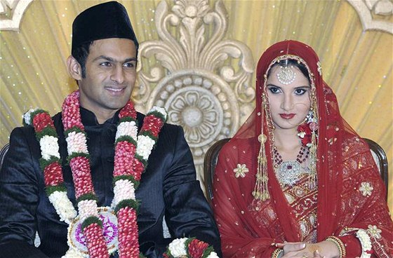 oajb Malik a Sanja Mirzaová pi svatebním obadu