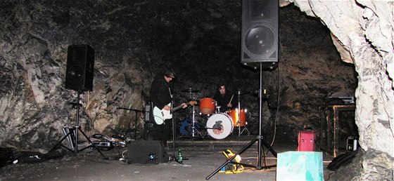 Koncert novozélandské skupiny Gerda Blank v jeskyni Stránské skály v Brn