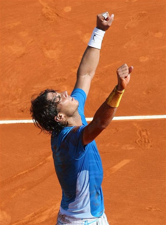panlský tenista Rafael Nadal oslavuje vítzství na turnaji v Monte Carlu.