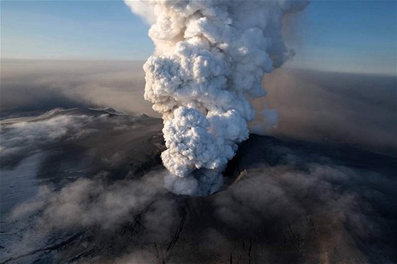 Snímek islandské sopky Eyjafjallajokull poízený z vrtulníku 17. dubna 2010