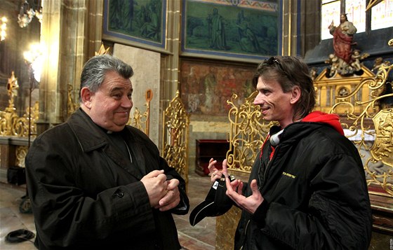 táb Jiího Stracha sml v katedrále sv. Víta toit jen dv hodiny. Navtívil je také nový arcibiskup Dominik Duka (vlevo)