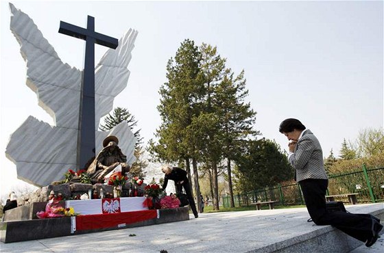 Památník obtem masakru v Katyni od sochae Wojciecha Seweryna v Niles v USA