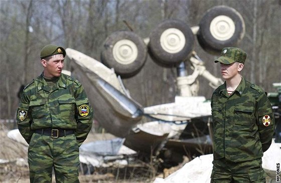 Odklízení trosek havarovaného letadla na letiti v ruském Smolensku (14. dubna 2010)