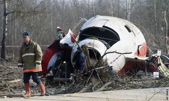 Odklízení trosek havarovaného letadla na letiti v ruském Smolensku (14. dubna 2010)