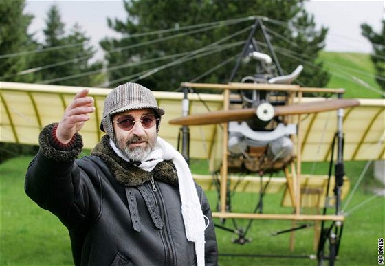 V den stého výroí prvního letu Jana Kapara vzlétl v Pardubicích letec Petr Mára na letounu Blériot XI. (16. dubna 2010)