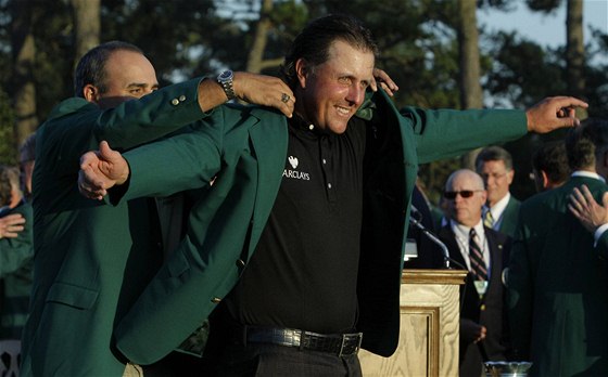 Vítz Masters 2010 Phil Mickelson obléká zelené sako.