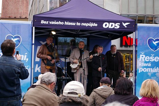 Na zahajovacím mítinku horké kampan ODS zahrál konzervativcm i Ivan Mládek.