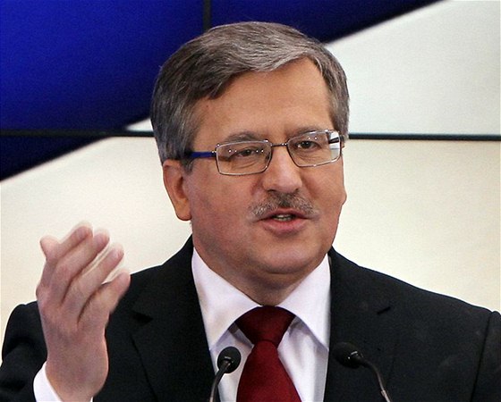 Pedseda dolní komory polského parlamentu Bronislaw Komorowski po tragické smrti Lecha Kaczynského pevzal prezidentské povinnosti