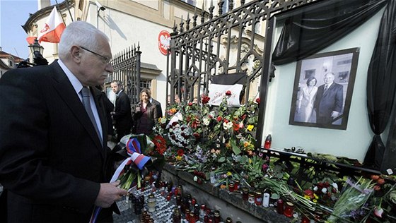 Václav Klaus pokládá kvtiny k pamtnímu místu u polské ambasády v Praze, kde se podepsal do kondolenní knihy (13. dubna 2010)