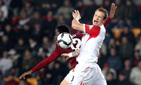Odveta tvrtfinále Ondráovka Cupu Sparta - Slavia; domáí Bony Wilfried v souboji se slávistou Kopicem.