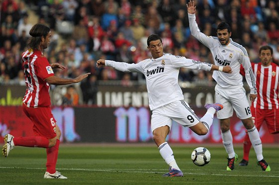 Cristiano Ronaldo stílí na branku Almeríe. Real Madrid si díky vítzství udrel anci na titul.