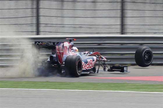 Trénink Velké ceny íny, havárie výcara Buemiho (Toro Rosso)