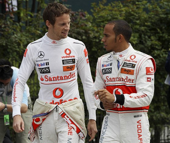 Duo McLarenu ped kvalifikací Velké ceny íny.