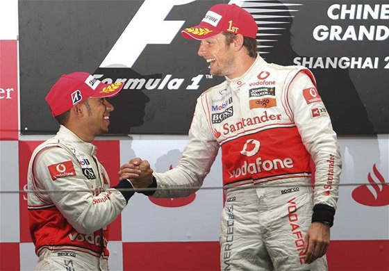 Jenson Button (vpravo) si gratuluje se stájovým kolegou z McLarenu Lewisem Hamiltonem po triumfu ve Velké cen íny.