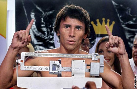 Venezuelský boxer Edwin Valero pi váení. Tehdy jet proíval astnjí asy.