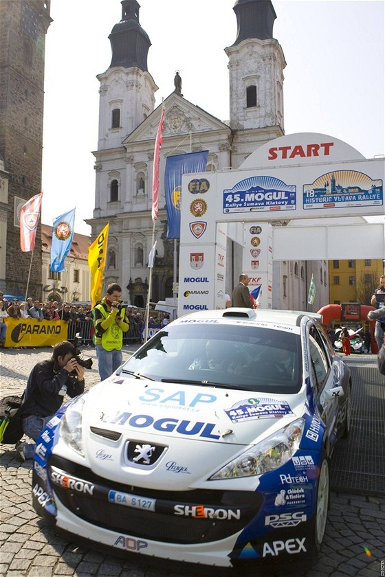 Roman Kresta na startu Mogul umava rallye Klatovy. Vítzství se ale nedokal, na vítzného Pavla Valouka ztratil est vtein.