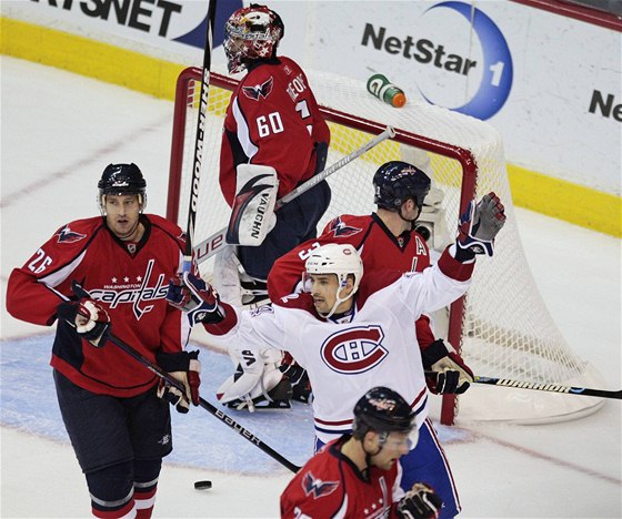 Montrealský útoník Tomá Plekanec (v bílém) se raduje z vítzného gólu v utkání s Washingtonem.