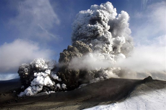 Erupce islandské sopky, zastavila letadla.