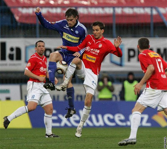 Olomoucký Ale kerle (vlevo) a plzeský Marek Bako v souboji o mí