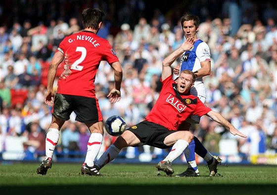 Gary Neville (vlevo) z Manchesteru United pihlízí souboji spoluhráe Paula Scholese s Mortenem Gamstem Pedersenem z Blackburnu Rovers