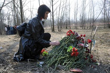 Msto havrie Tupolevu TU-154M u ruskho Smolenska. V letadle zahynuly polsk politick piky vetn prezidenta Kaczynskho. (13.dubna 2010)