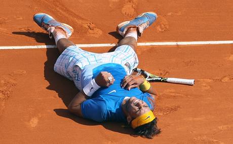 VYSLEN AMPION. panlsk tenista Rafael Nadal pad vyerpnm pot, co ve finle turnaje v Monacu porazil krajana Verdasca.