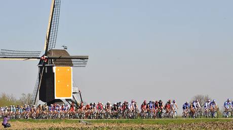 Cyklist na trati zvodu Amstel Gold race mjej vtrn mln. 