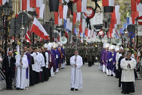 Smuten prvod s rakvemi polskho prezidentskho pru smuje z Marinsk katedrly v Krakov na hrad Wawel (18. dubna 2010)